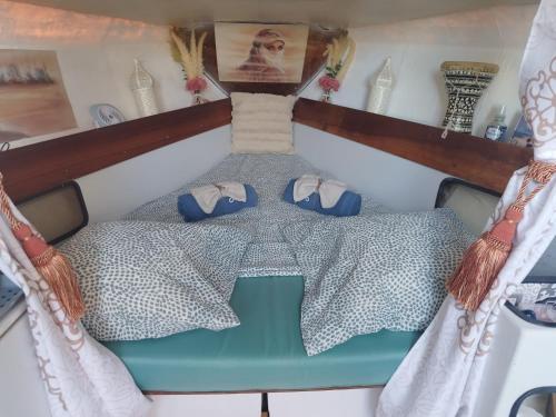เตียงในห้องที่ voilier Cap d'Agde