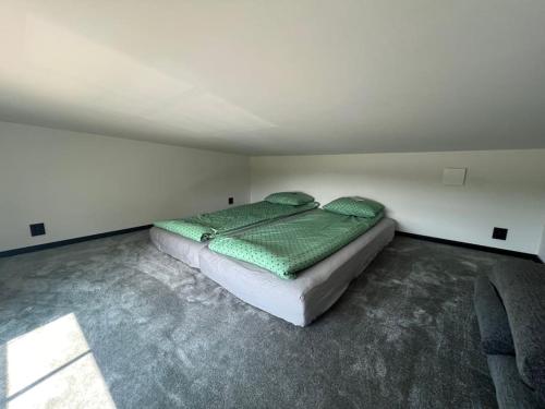 Attefallhus Blixtorps Golfbana في فاربرغ: غرفة نوم بسرير في غرفة بيضاء