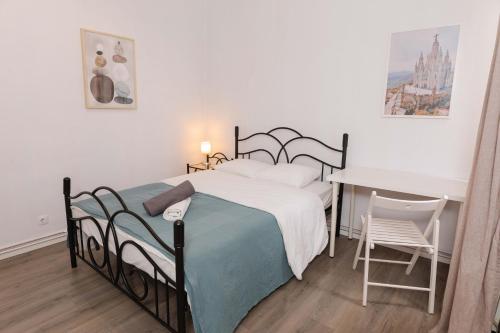 バルセロナにあるApartment Carrer de Joanのベッドルーム1室(ベッド1台、テーブル、デスク付)