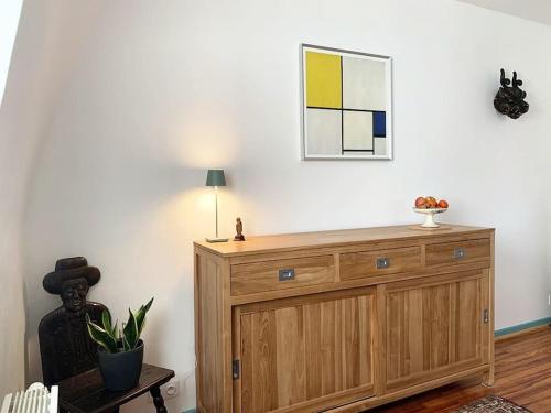 Cette chambre dispose d'une armoire en bois et d'une photo murale. dans l'établissement CosyAttic, à Saint-Louis