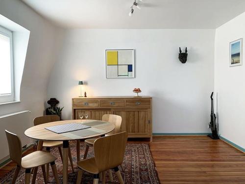 une salle à manger avec une table et des chaises dans l'établissement CosyAttic, à Saint-Louis