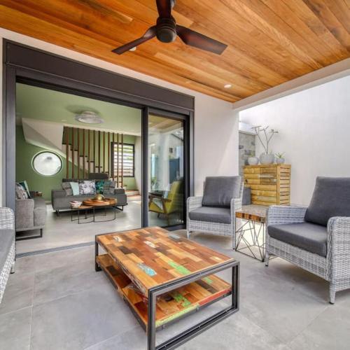 Ruang duduk di Villa 5 étoiles avec Piscine Chauffée et Jacuzzi SAINT GILLES LES BAINS - Dodoterla