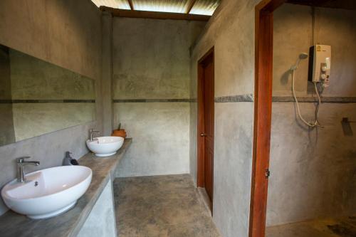 - Baño con 2 lavabos en una habitación en Naga Lodge en Luang Prabang