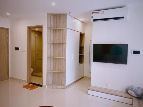 ein Wohnzimmer mit einem Flachbild-TV an der Wand in der Unterkunft BOBO HOMESTAY in Ða Tốn