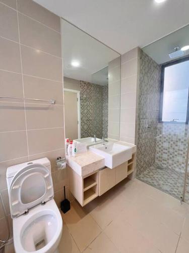 a bathroom with a toilet and a sink and a shower at Family Gathering with Bathtub in Icon City, 12 Pax near Bandar Sunway in Petaling Jaya