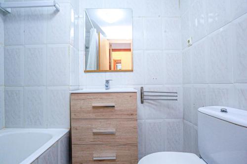 カンブリルスにあるOlimar B Litoral - ONLY FAMILIESのバスルーム(洗面台、トイレ、鏡付)