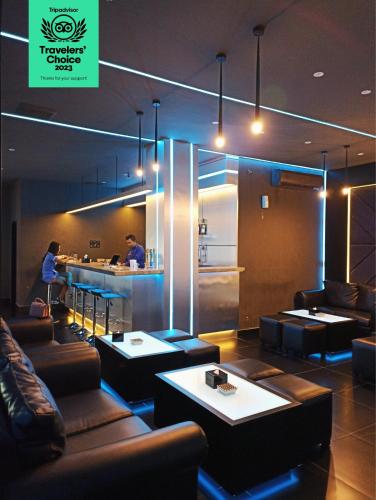 Posezení v ubytování Dafam Hotel Cilacap
