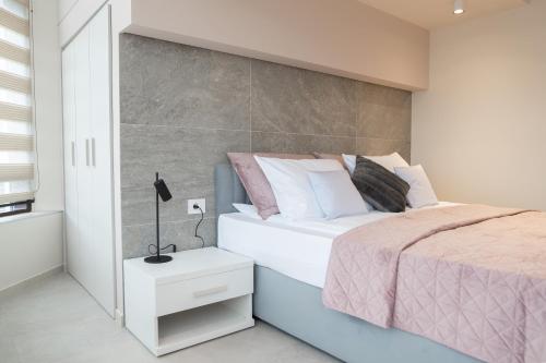 Ένα ή περισσότερα κρεβάτια σε δωμάτιο στο The Dome Aparthotel