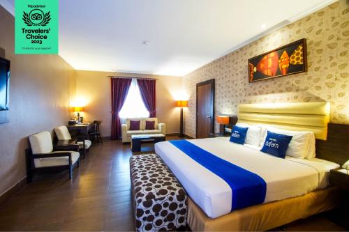 Postel nebo postele na pokoji v ubytování Dafam Hotel Cilacap