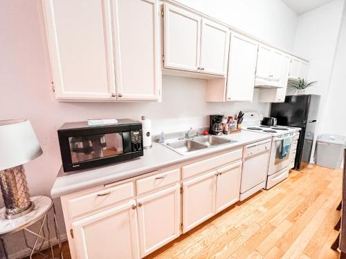 Gaslamp 2bdrm - W Parking & 5 Beds #403 Image