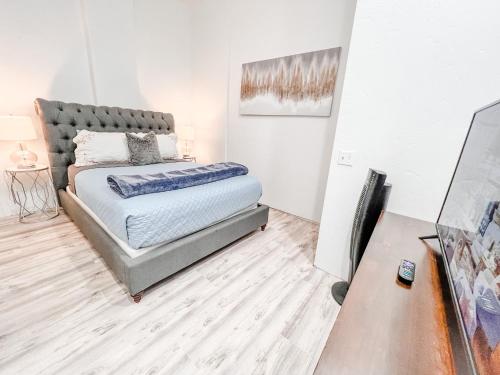 a bedroom with a bed and a desk at Gaslamp 2bdrm - W Parking & 5 Beds #403 in San Diego