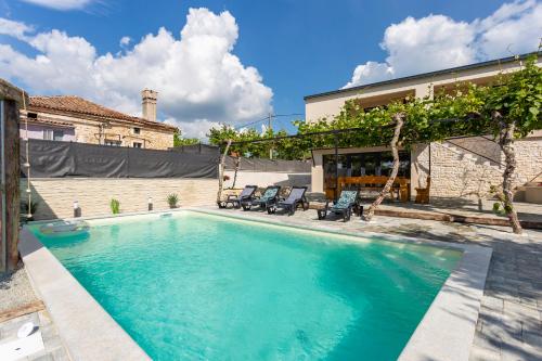 Bazén v ubytování House with pool Poli Stare nuoni nebo v jeho okolí