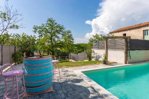 Bazén v ubytování House with pool Poli Stare nuoni nebo v jeho okolí