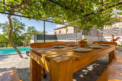 Bazén v ubytování House with pool Poli Stare nuoni nebo v jeho okolí