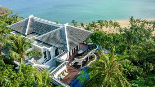 uma vista aérea de uma casa na praia em InterContinental Danang Sun Peninsula Resort, an IHG Hotel em Da Nang