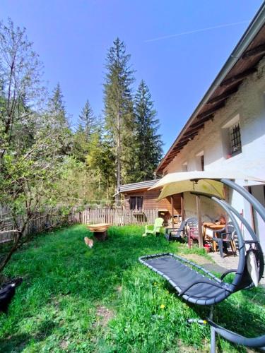 a backyard with a picnic table and an umbrella at MolinDeiMaghi in Fondo