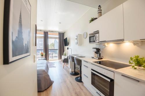 uma cozinha com um lavatório e uma bancada em Apartment Aurinkoranta D8 saunallinen yksiö Kalajoki em Kalajoki