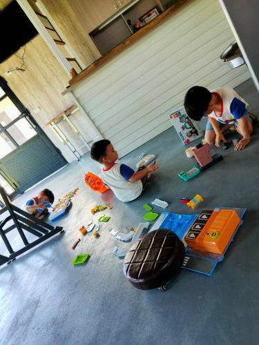 a group of children playing with toys on the floor at 山淺民宿 Yamasaki Old House in Taiping