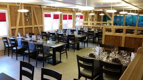een eetkamer met tafels en stoelen en een eettafel bij fitneXX Zelt-Dorf in Balsthal