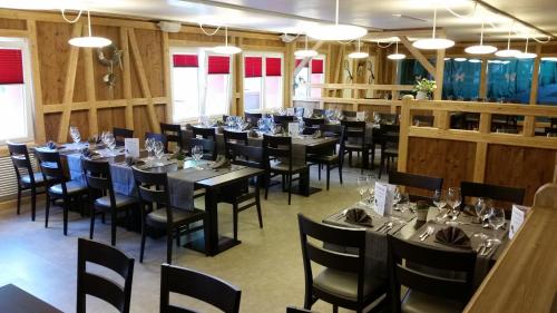 a dining room with tables and chairs and tablesktop at fitneXX Zelt-Dorf in Balsthal