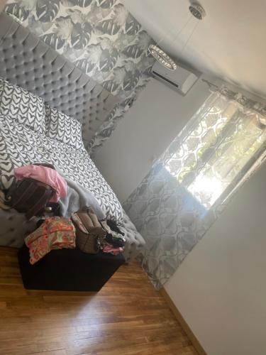 une petite chambre avec un lit et une fenêtre dans l'établissement Maison 24h du Mans, à Moncé-en-Belin