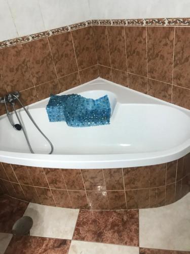 a bath tub with a blue item in it at Piso Vacacional Isla Cristina in Isla Cristina