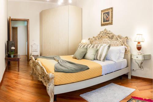 ein Schlafzimmer mit einem großen Bett in einem Zimmer in der Unterkunft Sansedoni - Luxury in Siena