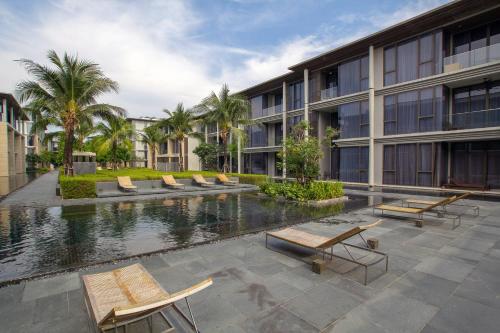 Bazén v ubytování Baan Mai Khao by Villacarte nebo v jeho okolí