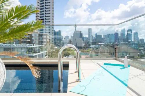 a swimming pool with a view of the city at Stylish 2 Bed Apt +24/7 Concierge + Pool + Sauna in Sydney