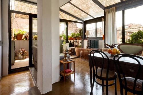 une salle à manger et un salon avec un plafond en verre dans l'établissement Casadellidria, à Catane