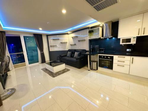 Kuchyň nebo kuchyňský kout v ubytování Large luxury condo - Pattaya City Centre - Grand Avenue Residences, Pool View - 716