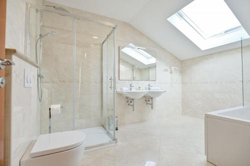 uma casa de banho com um chuveiro, um WC e um lavatório. em Luxury Apartments Villa Tunera em Porat