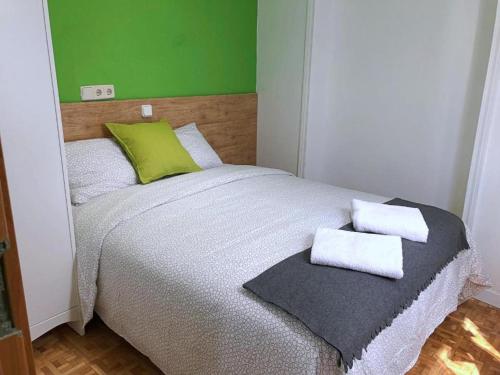 1 dormitorio con 1 cama con 2 almohadas en Apartamentos TravelStep La Latina, en Madrid