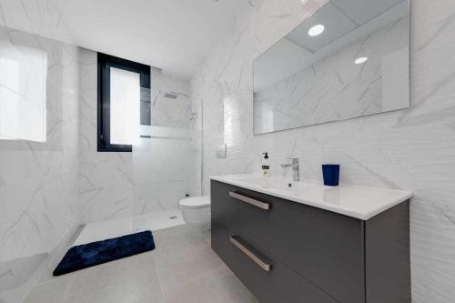 Ένα μπάνιο στο Magnífica villa con piscina climatizada