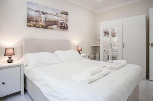 Postel nebo postele na pokoji v ubytování Dunes End - 2 Bedroom Apartment - Pendine