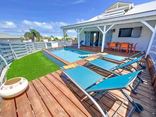eine Terrasse mit Stühlen und ein Pool an einem Haus in der Unterkunft Maison Ti Case, private pool, next to Pinel Island in Cul de Sac