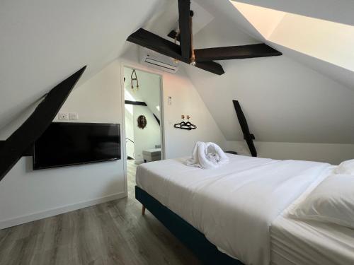 Schlafzimmer mit einem Bett und einem Flachbild-TV in der Unterkunft Dakar - Bel appartement à Reims in Reims