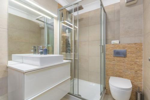 um banheiro com pia, chuveiro e vaso sanitário em Apartment Paradiso with Sea View em Karigador