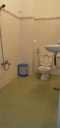 a bathroom with a toilet and a sink at NHÀ NGHỈ VIỆT NGA in Ha Tien