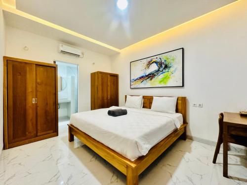 1 dormitorio con cama y escritorio en Palm&Ocean Canggu, en Canggu