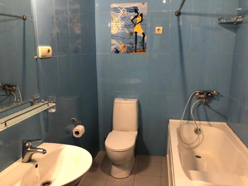 ein Badezimmer mit einem Waschbecken, einem WC und einer Badewanne in der Unterkunft beautiful flat/apartment in Tbilisi City