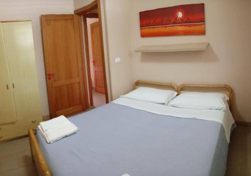 サン・フォカにあるHotel Blue Skyの壁画のある部屋の白いベッド1台