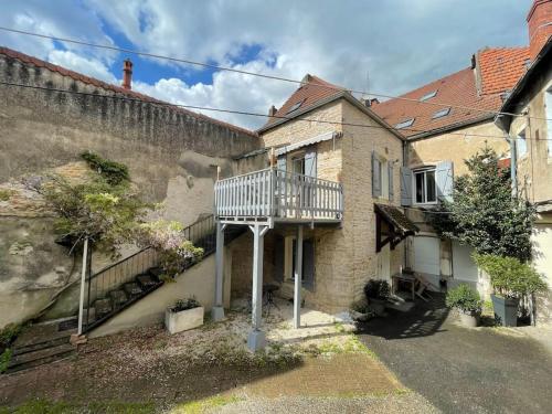 a house with a balcony on the side of it at Agréable gîte au coeur du centre ville 4 personnes in Chagny