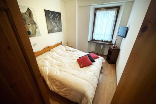sypialnia z łóżkiem z obrazem wilka na ścianie w obiekcie Tà fratte w mieście Padola