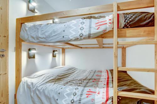 Ce dortoir comprend 2 lits superposés. dans l'établissement Frenes Hauts 002 deux pieces cabine pour 4 6 personnes au pied des pistes du Pleney, à Morzine