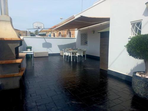 - une terrasse avec une table et des chaises dans un bâtiment dans l'établissement Casa La Pita, à El Pozo de los Frailes