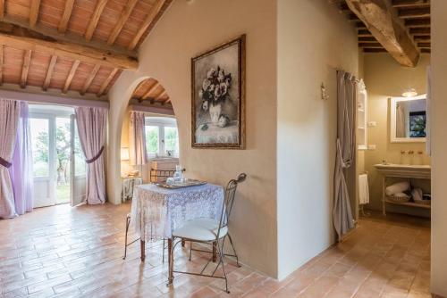 a dining room with a table and chairs at Dimora Santa Margherita - Relais di Charme in Cinigiano
