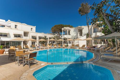 The swimming pool at or close to AÇELYA OTEL