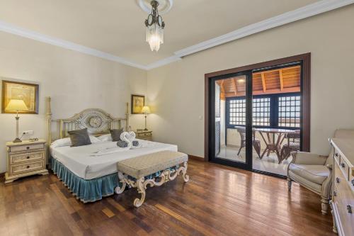 a bedroom with a bed and a sliding glass door at Casa Fife in Arrecife