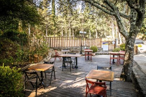un groupe de tables et de chaises sur une terrasse en bois dans l'établissement Camping Olva - Maeva, à Sartène